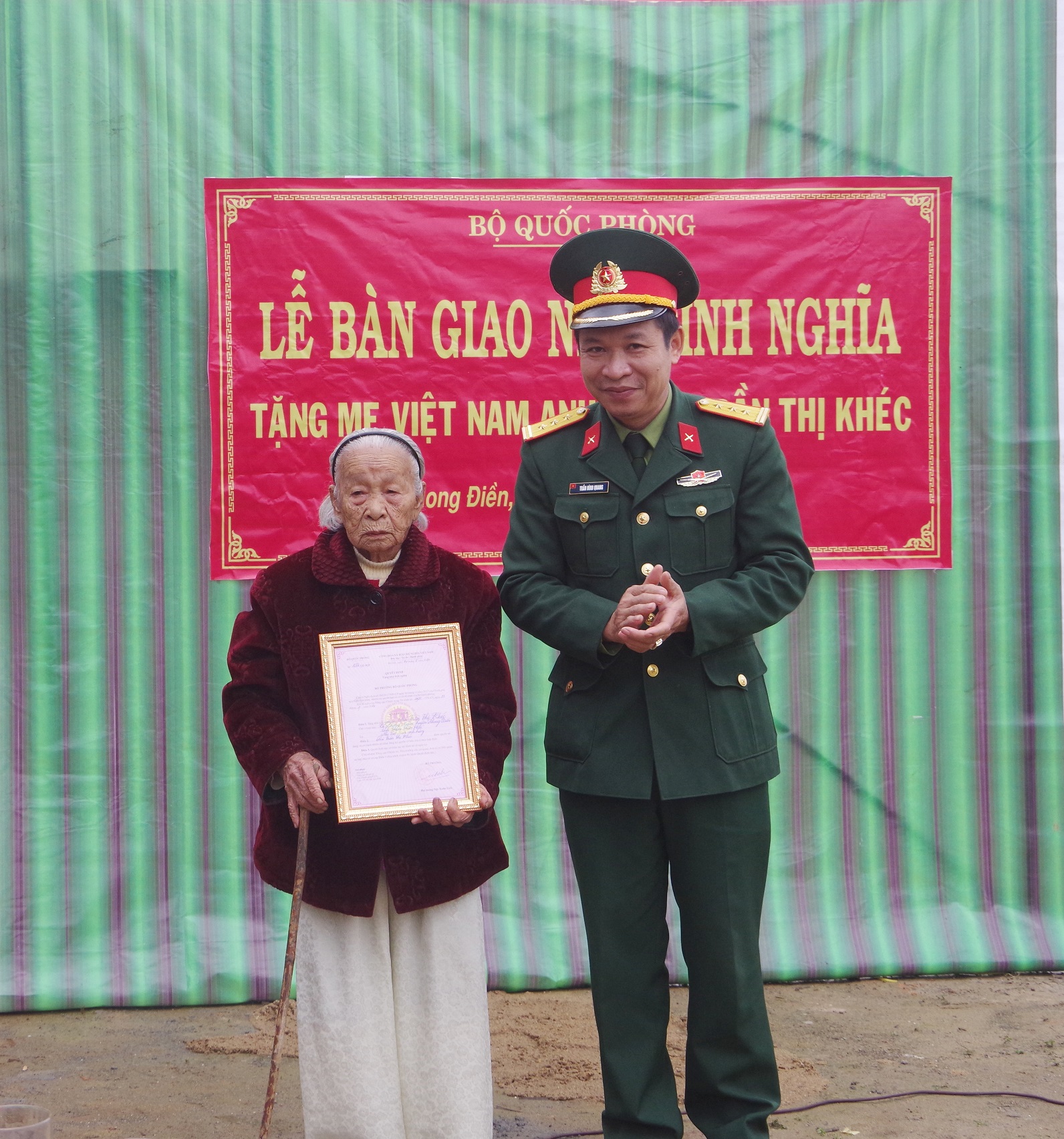 Bàn giao nhà tình nghĩa tặng Mẹ Việt Nam anh hùng